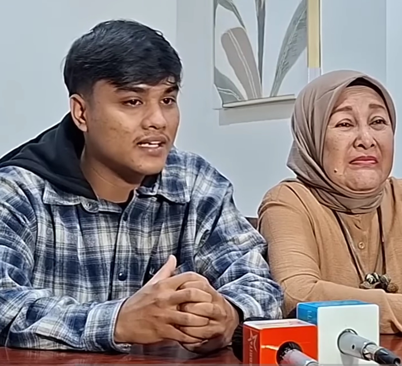 Al Ressa Rizky Rosano didampingi ibu angkatnya, Ratih saat memberikan keterangan kepada wartawan di Jakarta.