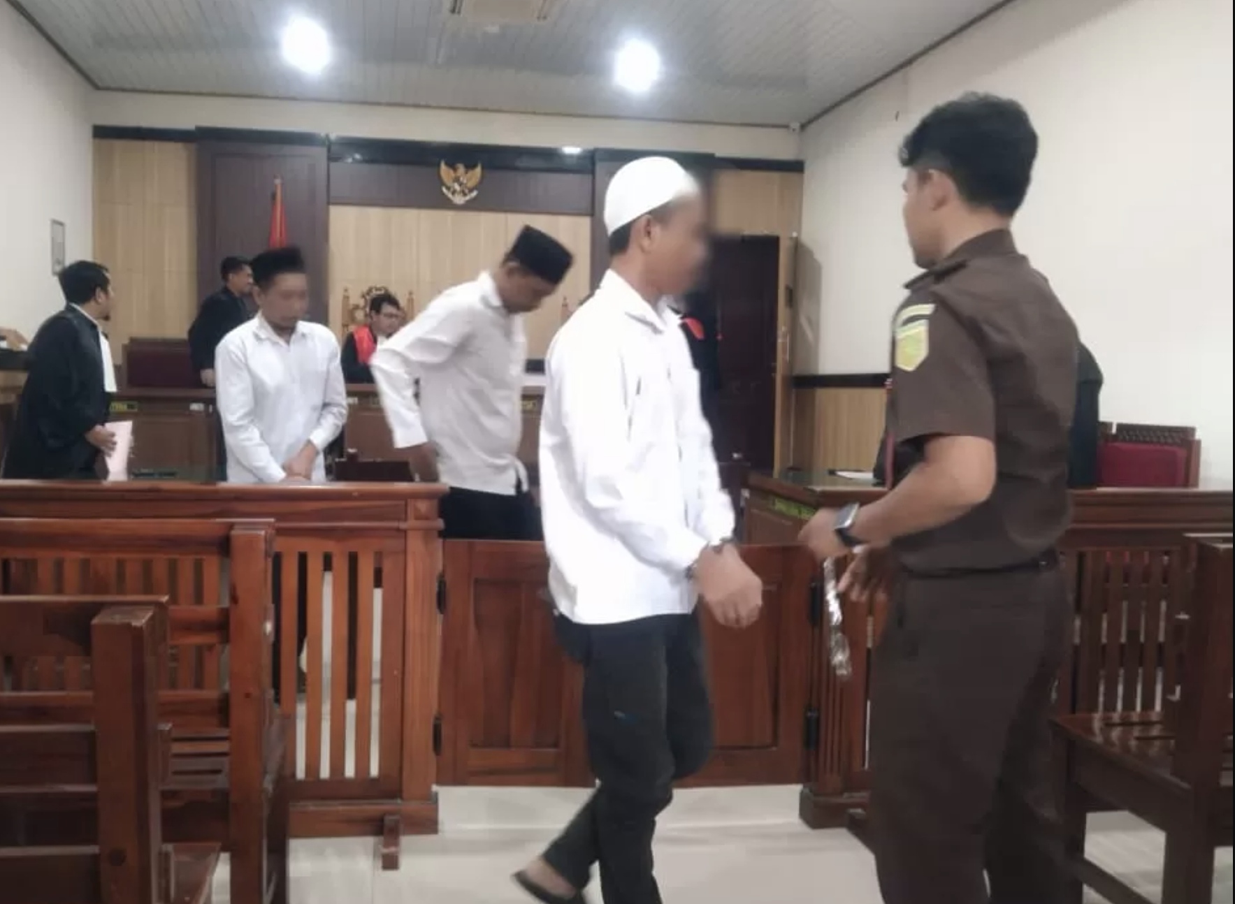 Terdakwa kasus perdagangan satwa liar usai menjalani sidang di PN Gresik.
