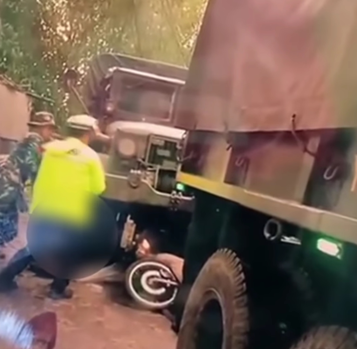 Dua anggota Polsek Cisarua yang dalam perjalanan bertugas di kawasan longsor Bandung Barat ditabrak truk TNI di Jalan Cimeta.