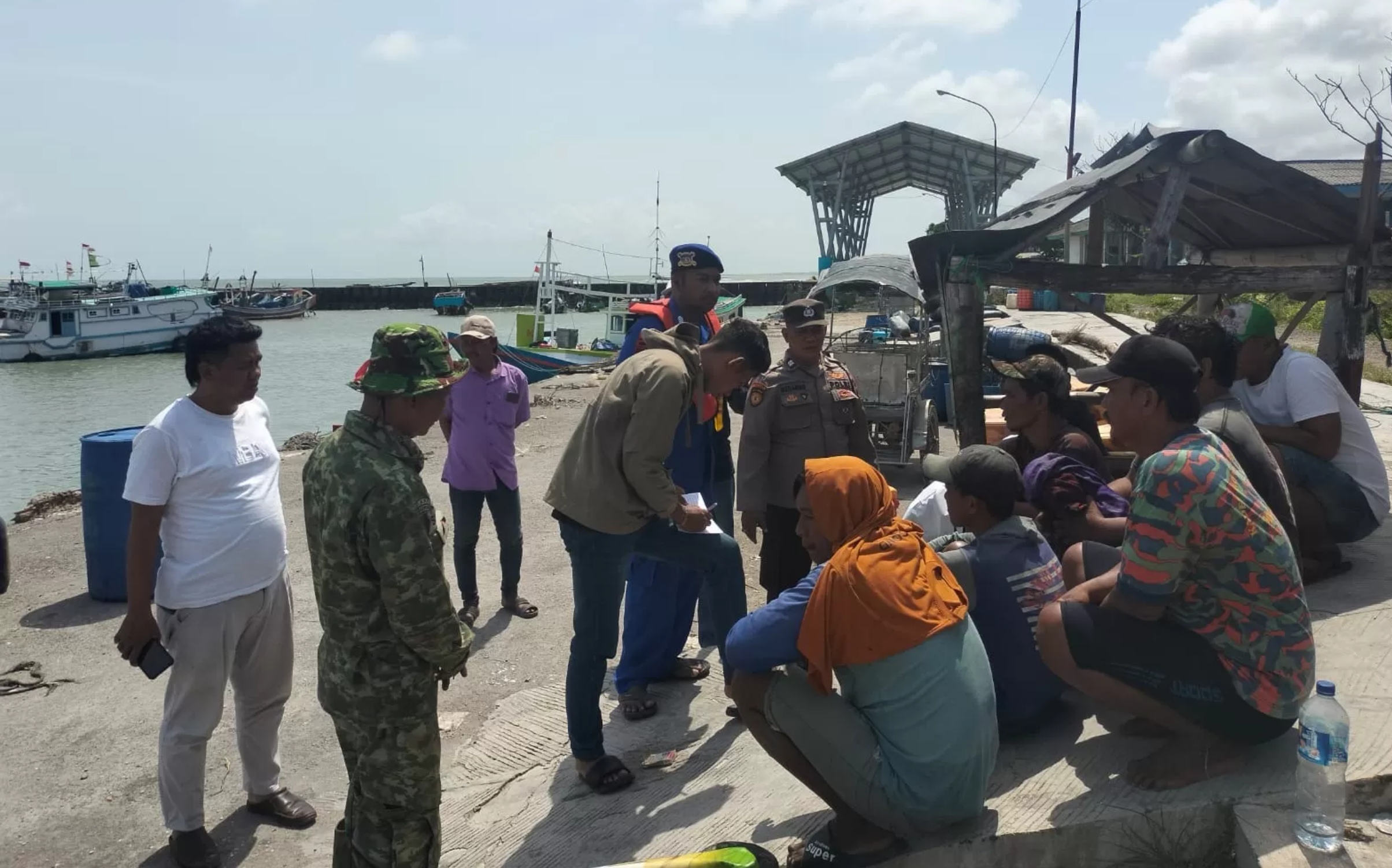Proses evakuasi para nelayan yang perahunya terbalik akibat cuaca ekstrem di perairan Desa Banyuurip, Kecamatan Ujungpangkah, Gresik.