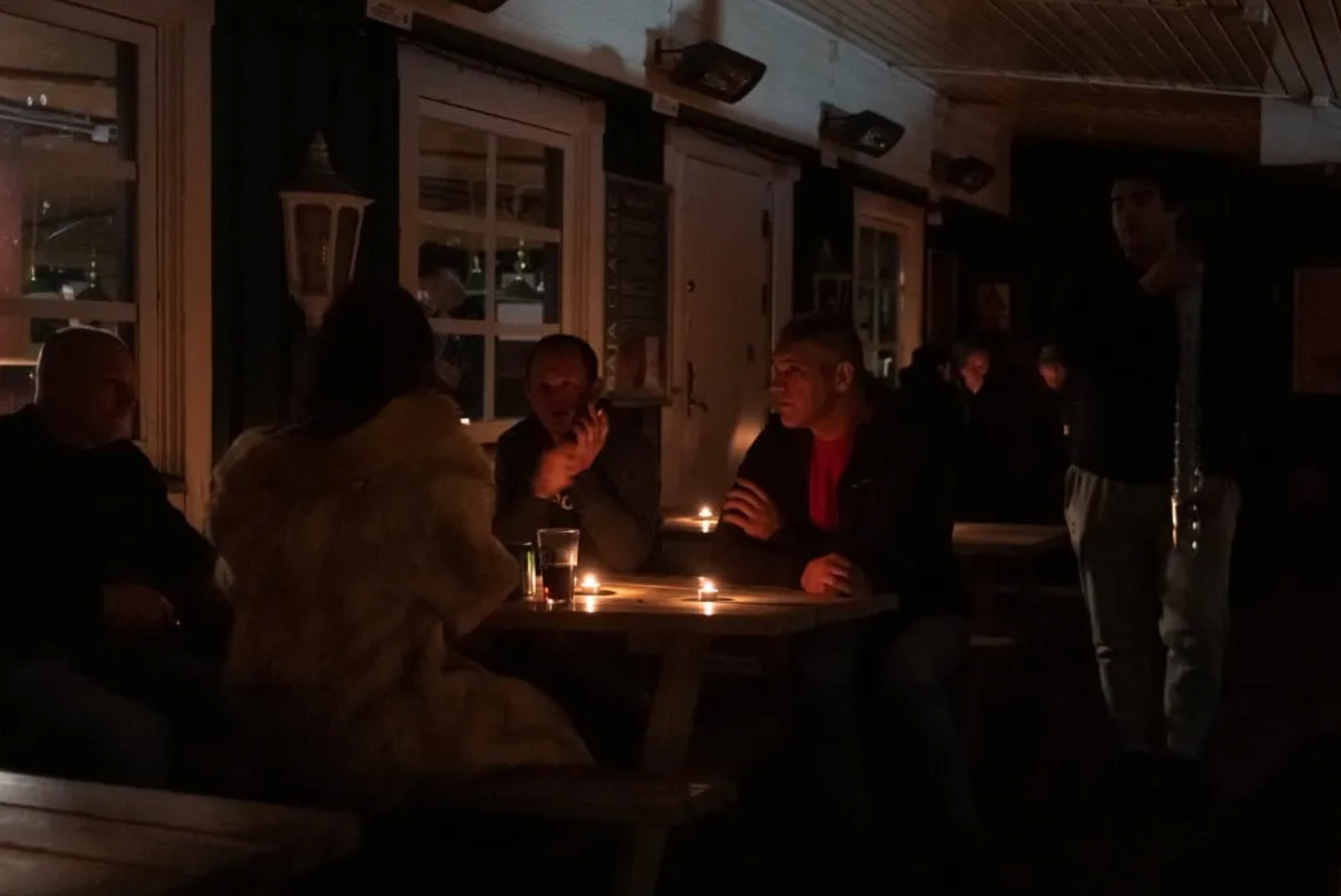 Warga Nuuk Greenland menghabiskan malam di suatu restoran lokal dengan suasana pemadaman listrik.
