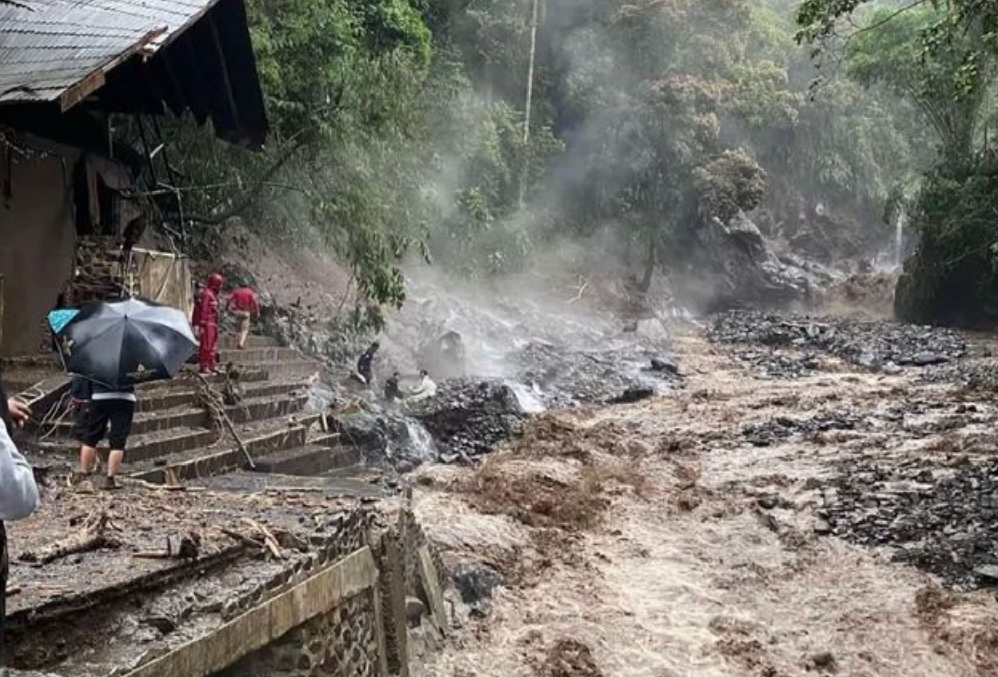 Banjir bandang yang menerjang kawasan wisata Guci dan merusak sejumlah fasilitas seperti jembatan.