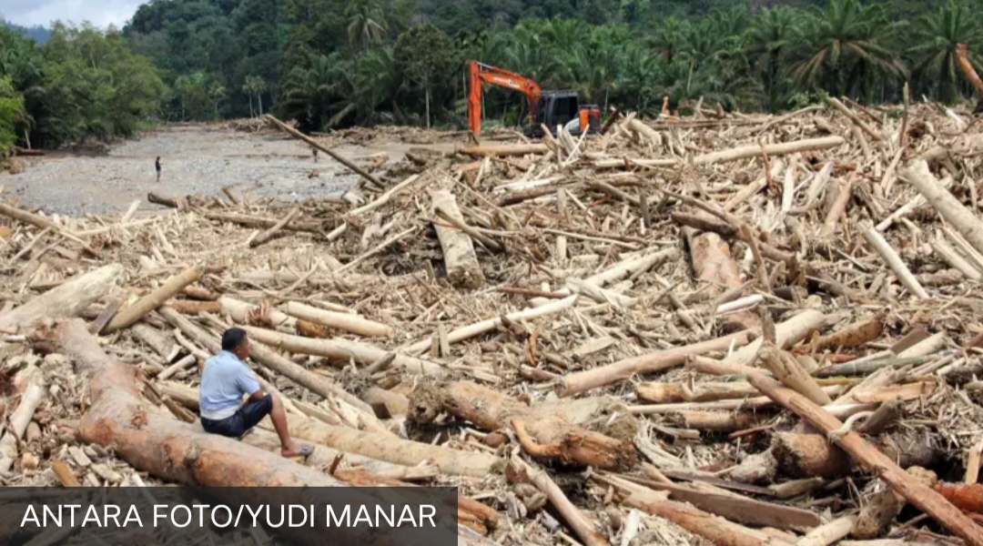 Warga mengamati sampah kayu gelondongan pasca banjir bandang di Desa Aek Garoga, Kecamatan Batang Toru, Kabupaten Tapanuli Selatan, Sumatra Utara, 30 Desember lalu.