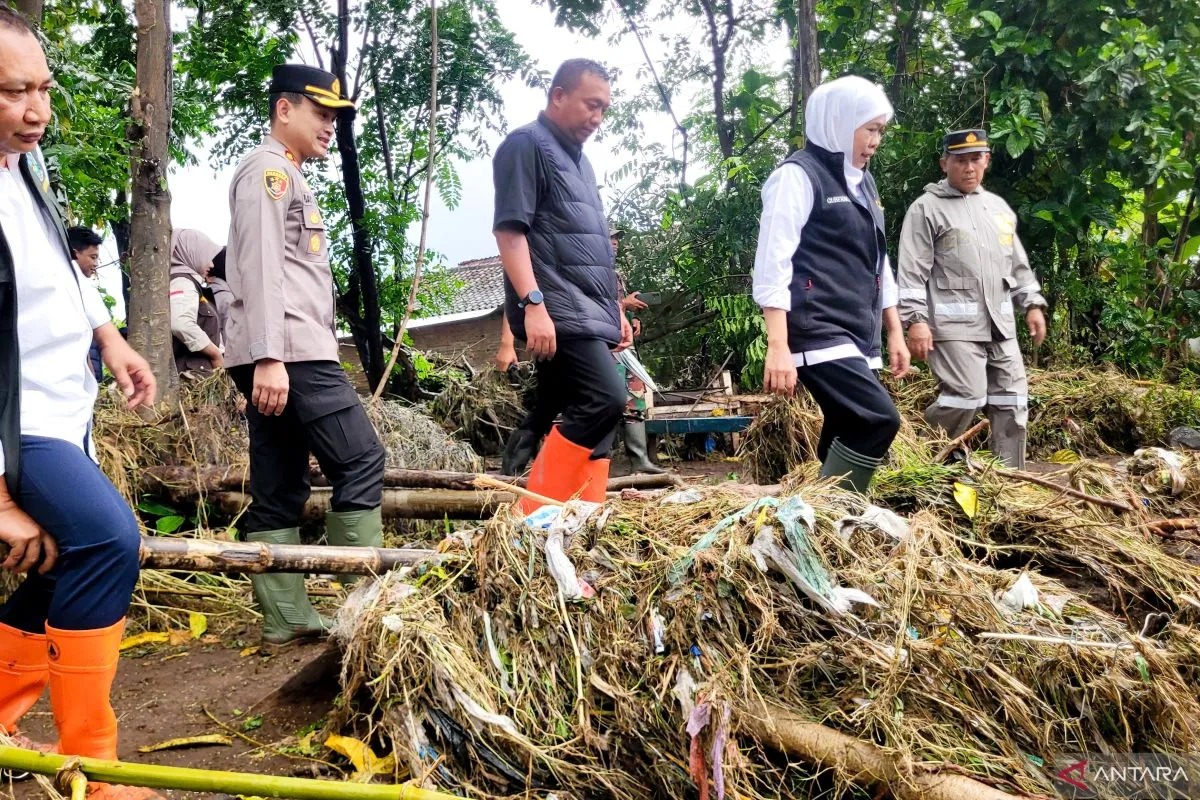 Gubernur Jawa Timur Khofifah Indar Parawansa meninjau lokasi banjir di Situbondo. (ANTARA)