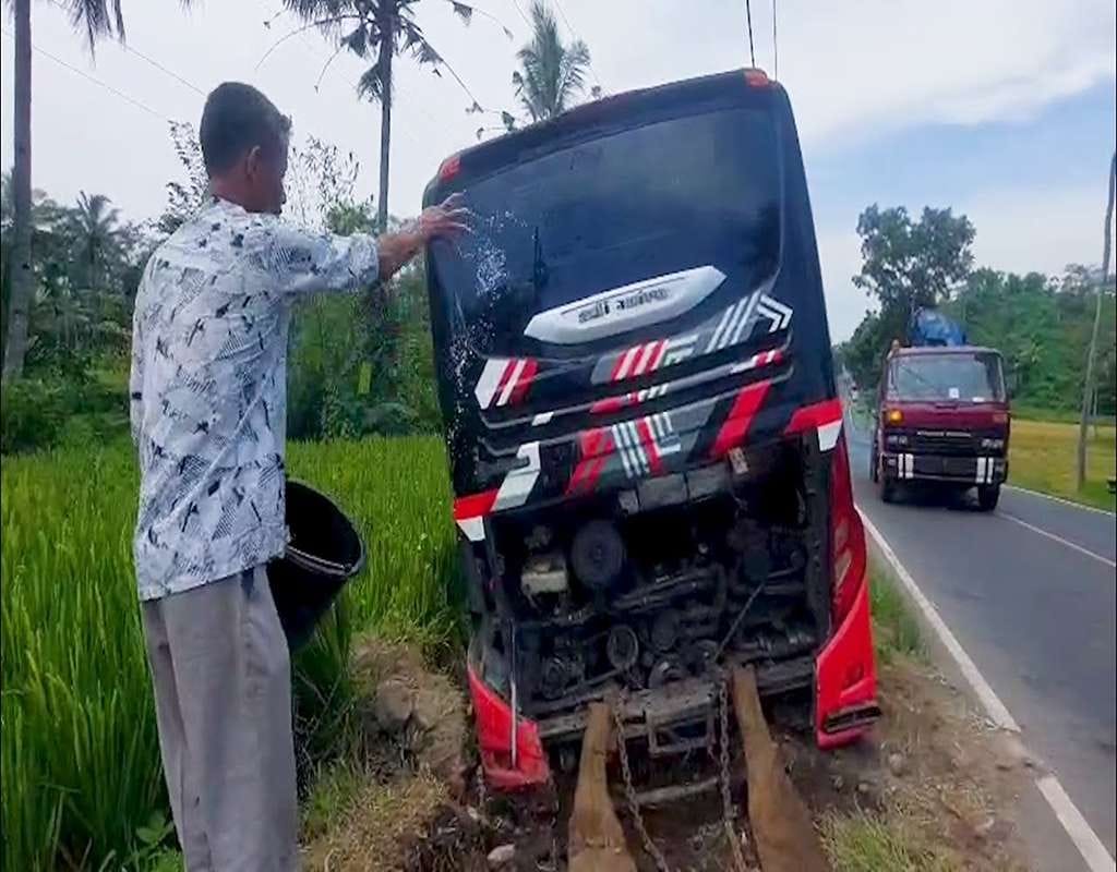 Tak Berhasil : Sebuah bus yang terlibat kecelakaan di Jember berkali-kali gagal dievakusasi.