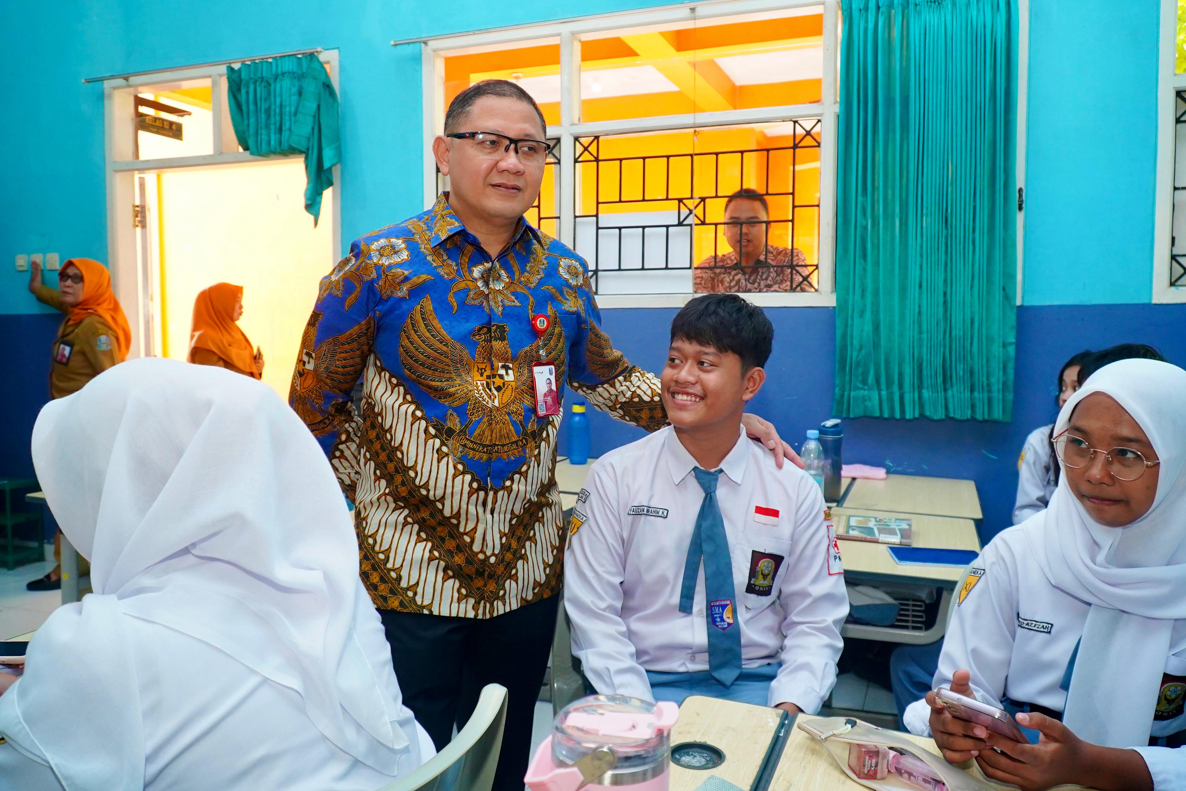TEGAS: Kepala Dindik Jatim, Aries Agung Paewai, membuat surat edaran zero sampah plastik di sekolah.(IST/RADAR SURABAYA)