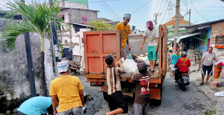 GOTONG ROYONG: Ketua Komisi C DPRD Surabaya, Eri Irawan, sampah kerja bakti perlu ada skala prioritas pengangkutan. (IST/RADAR SURABAYA)