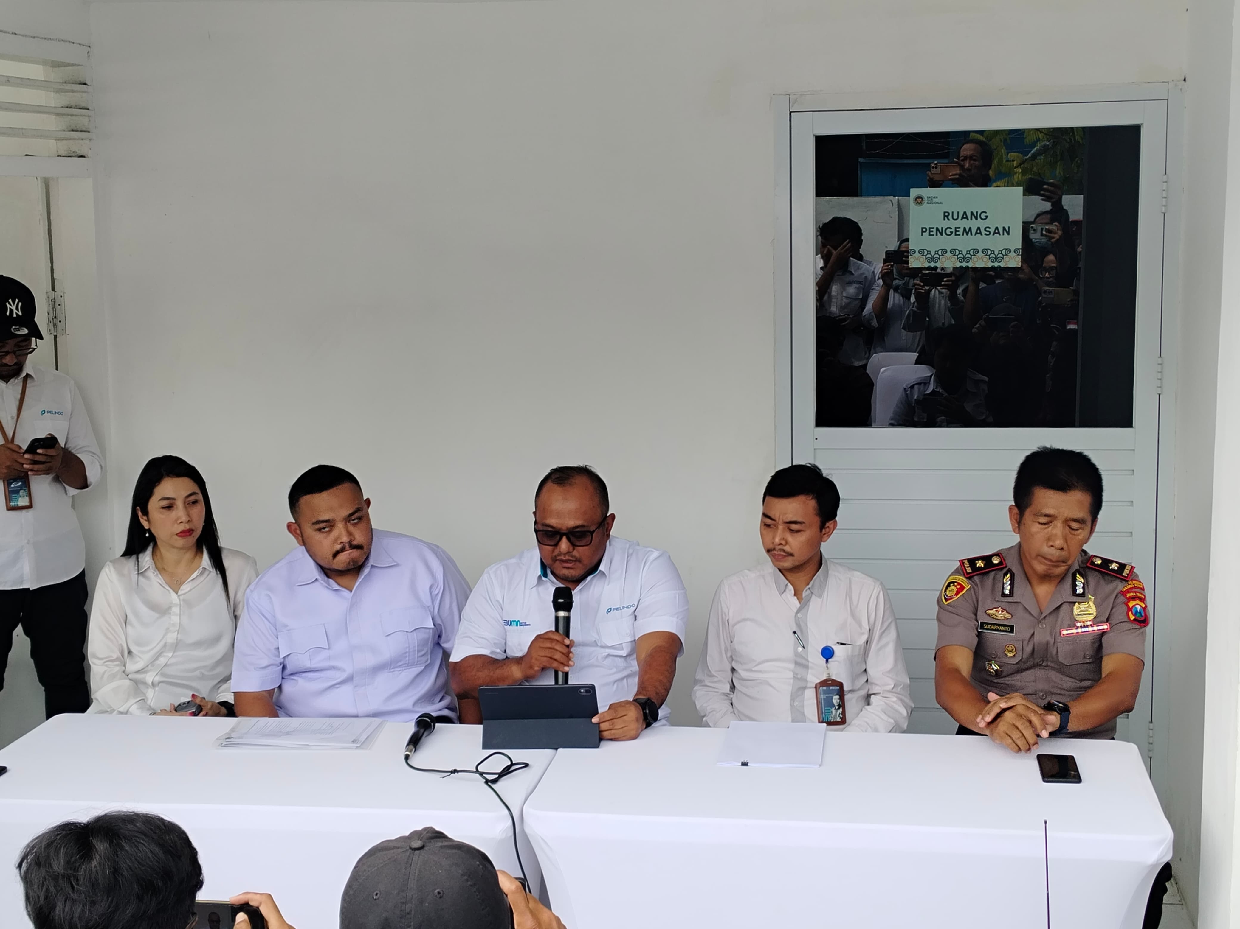 PUTUSAN: Sub Regional Head Jawa PT Pelindo Regional III, Purwanto Widodo (tengah) memastikan lahan untuk dapur MBG di Surabaya sah milik negara. (IST/RADAR SURABAYA)
