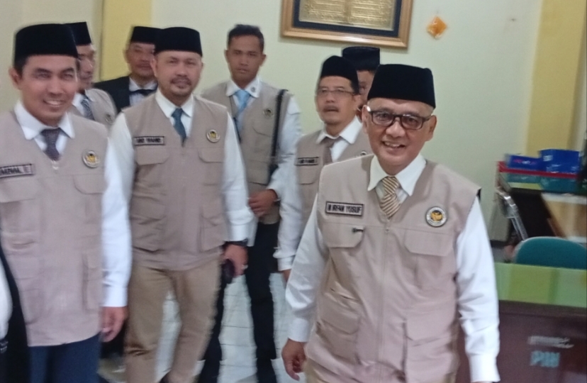 Menhaj Irfan Yusuf saat meninjau paspor di Siskohat Asrama Haji Surabaya.