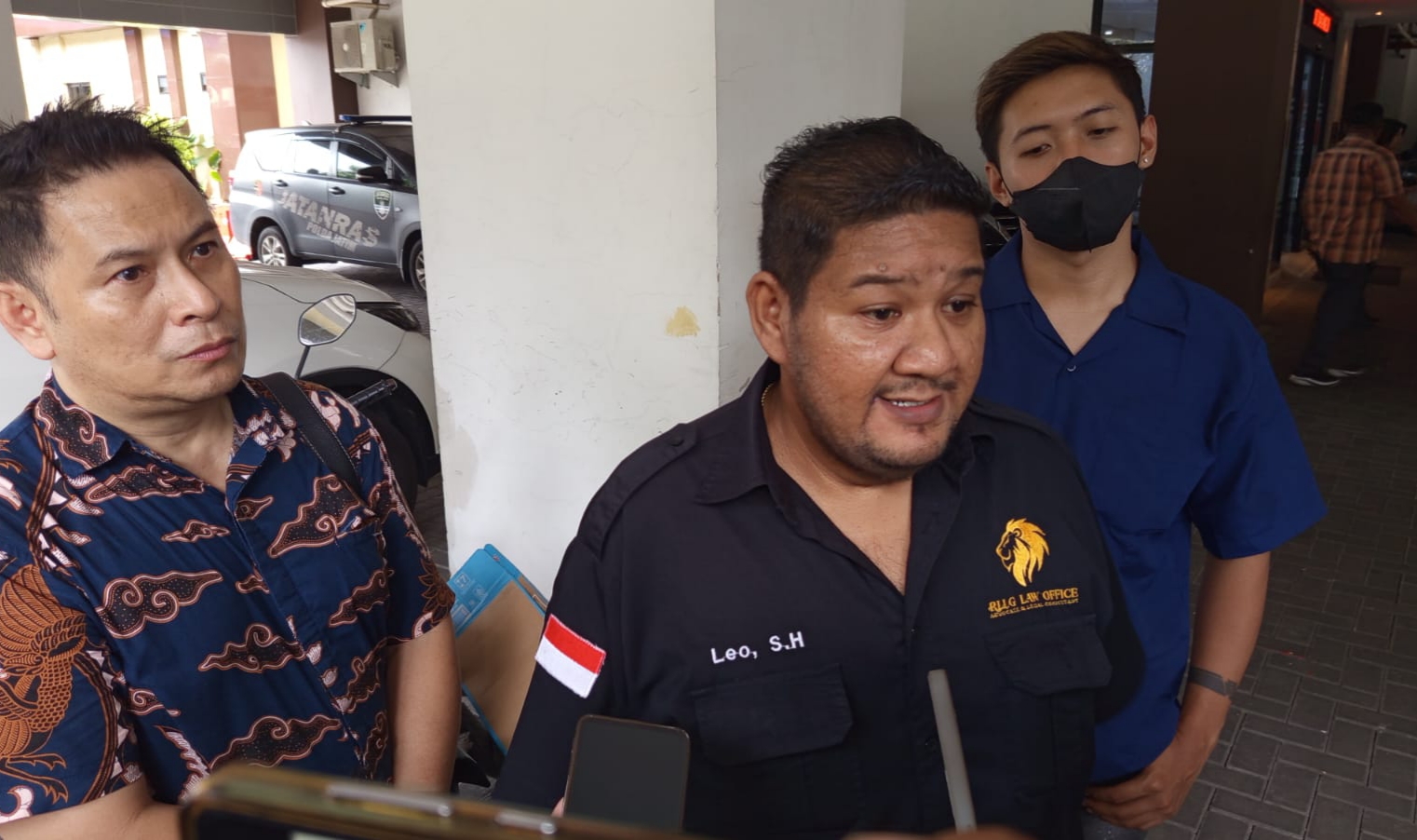 LAPORKAN: Kuasa hukum korban penipuan arisan saat berada di Polda Jatim. Kerugian korban ditaksir Rp 5 miliar. (MAHRUS/RADAR SURABAYA)