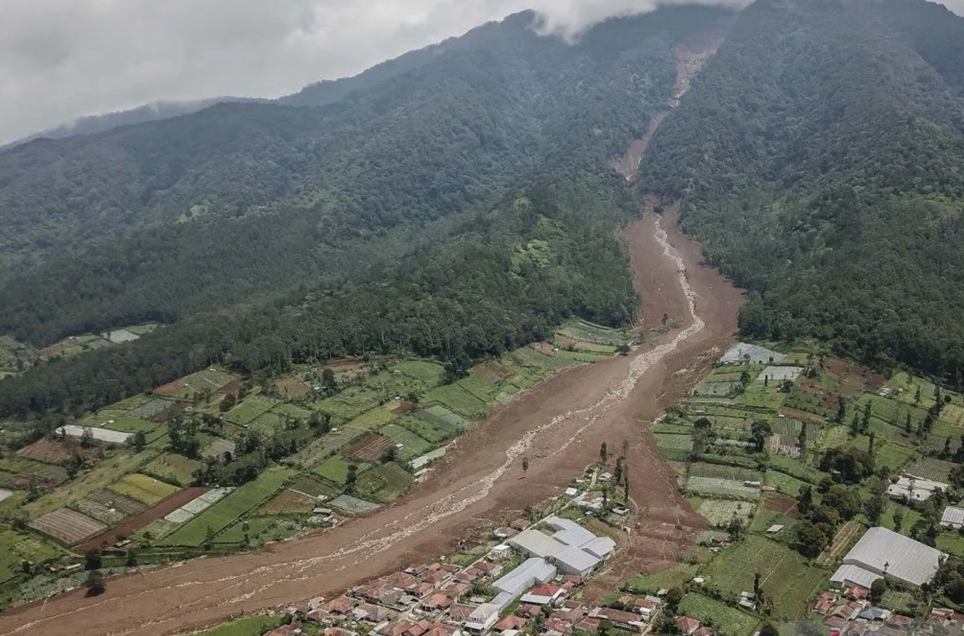 Penampakan foto udara Desa Pasirlangu, Kecamatan Cisarua, Kabupaten Bandung Barat usai diterjang longsor.
