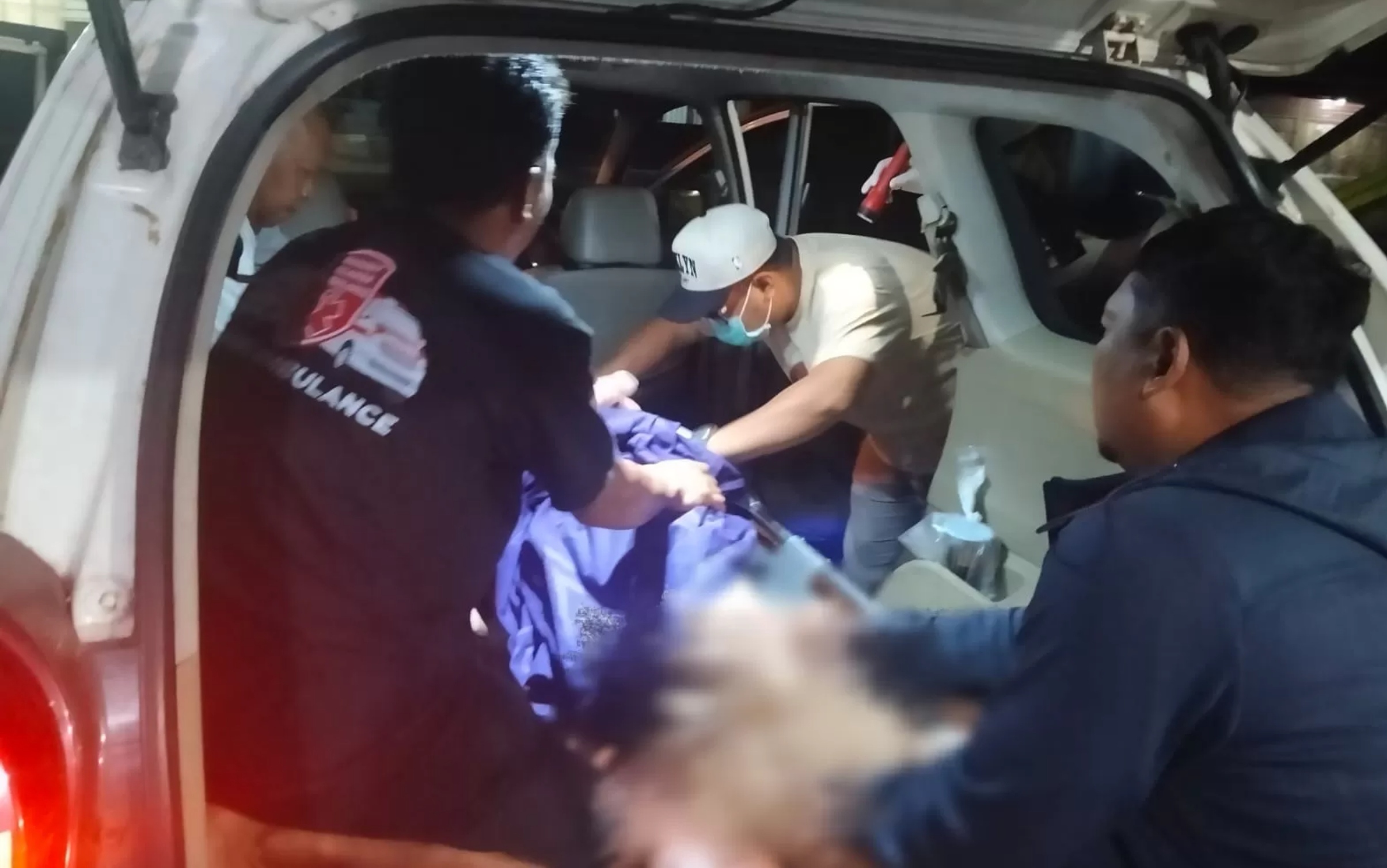 Tim medis mengevakuasi lansia yang meninggal di sebuah warung kopi di Desa Gempolkurung, Kecamatan Menganti.