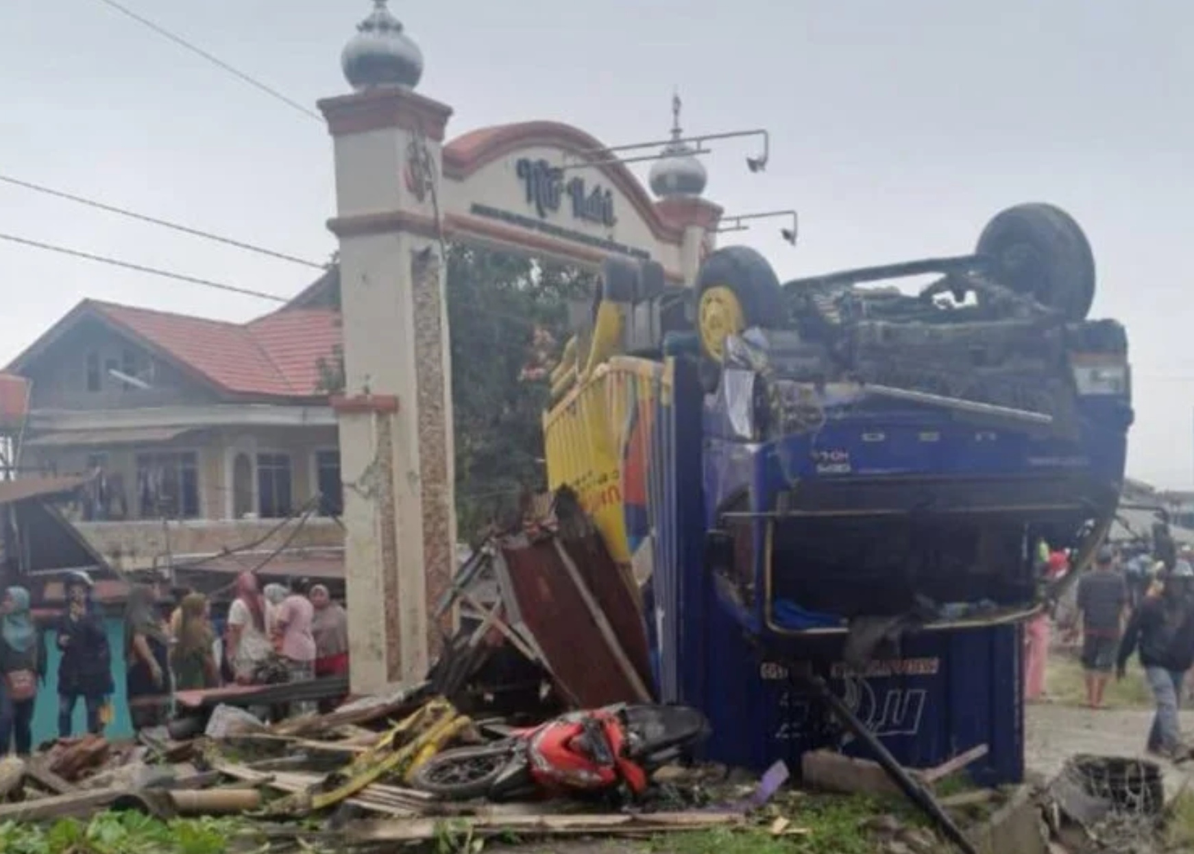 Sebuah truk kontainer bermuatan pupuk mengalami rem blong dan menabrak sejumlah kendaraan dan warung di Jalan Raya Padang Panjang-Bukittinggi.
