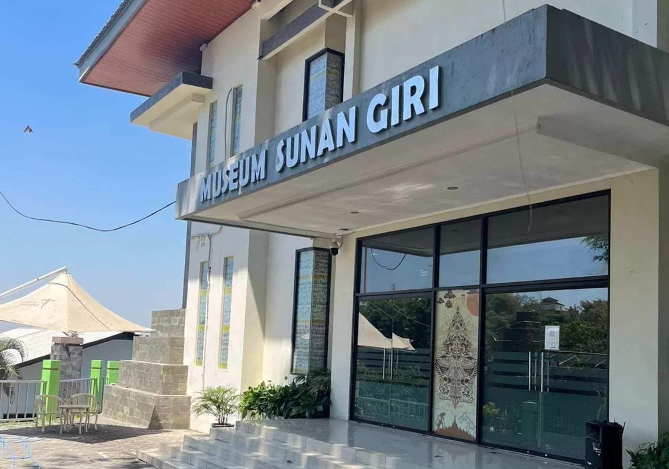 Museum Sunan Giri menyimpan koleksi 16 umpak kuno dari kompleks makam Sunan Giri.