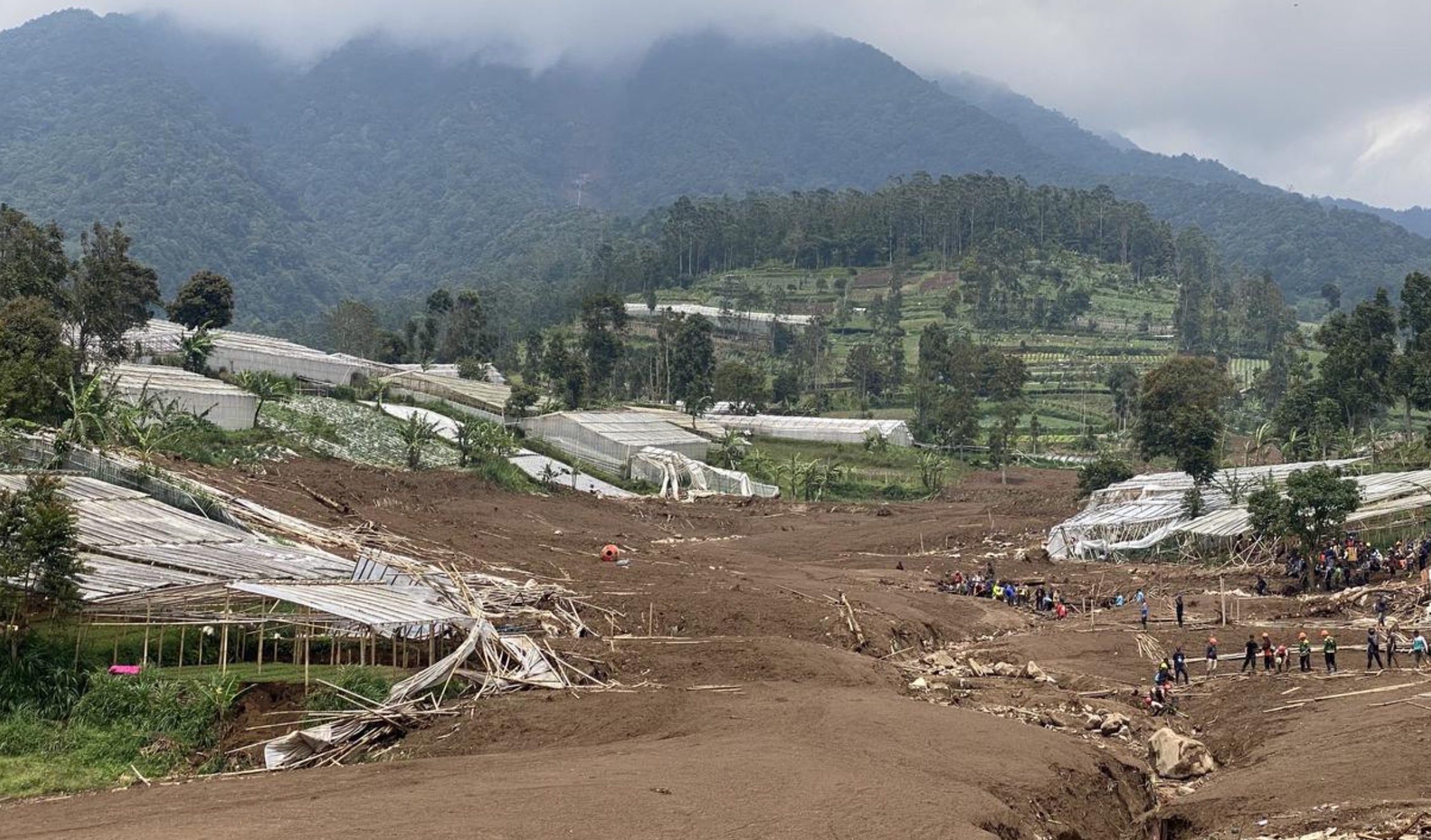 Kondisi Desa Pasirlangu, Cisarua, Bandung Barat yang diterjang longsor.