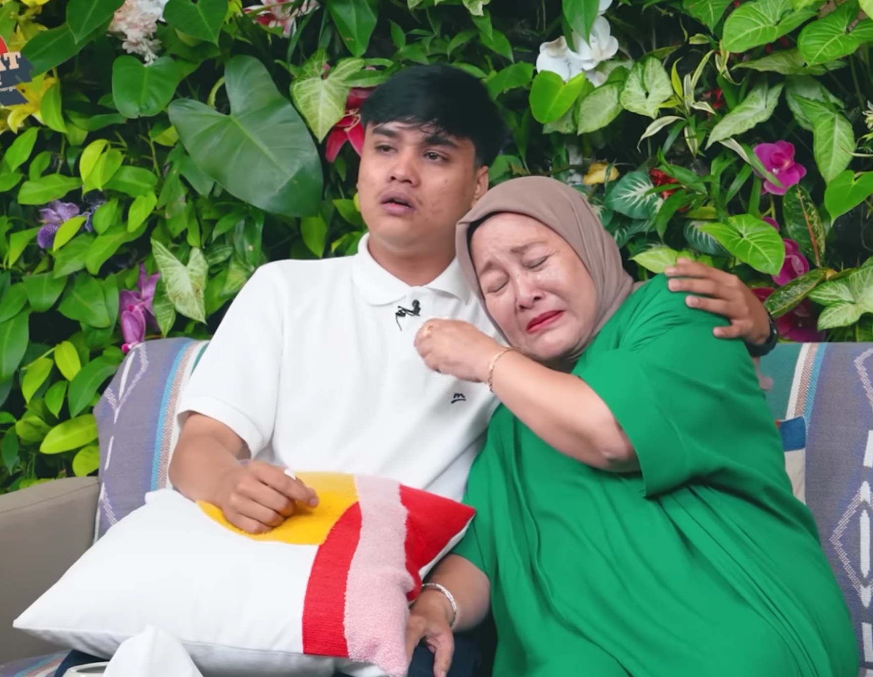 Ressa Rizky Rossano bersama Ratih, wanita yang selama ini merawatnya saat hadir di podcast Denny Sumargo.