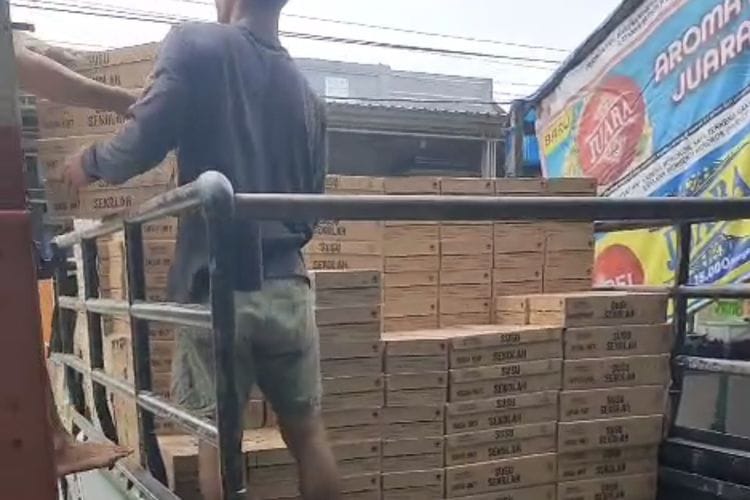 Apes: Mobil pickup yang mengangkut susu MBG, yang saat ini lagi marak penipuan jual beli susu MBG.