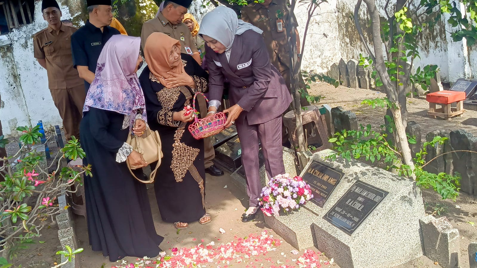 KHIDMAT: Wakil Bupati Sidoarjo Mimik Idayana memimpin langsung ziarah ke makam para tokoh dan pemimpin terdahulu.