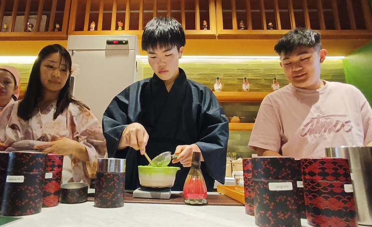 MASTER ASAL JEPANG: Master matcha asal Jepang, Kaoru Watanabe menunjukkan proses pembuatan matcha secara langsung dengan detail, di resto penyedia matcha di kawasan Kejawan Putih Tambak.
