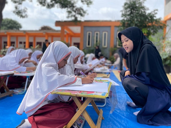 JAGA BUMI: Anak-anak sejak dini telah diperkenalkan untuk merawat dan menjaga bumi lewat gambar.