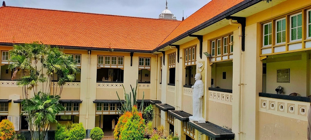 SATU ABAD: Gedung Soverdi di Jalan Polisi Istimewa Nomor 9 Surabaya menapaki usia 100 tahun.
