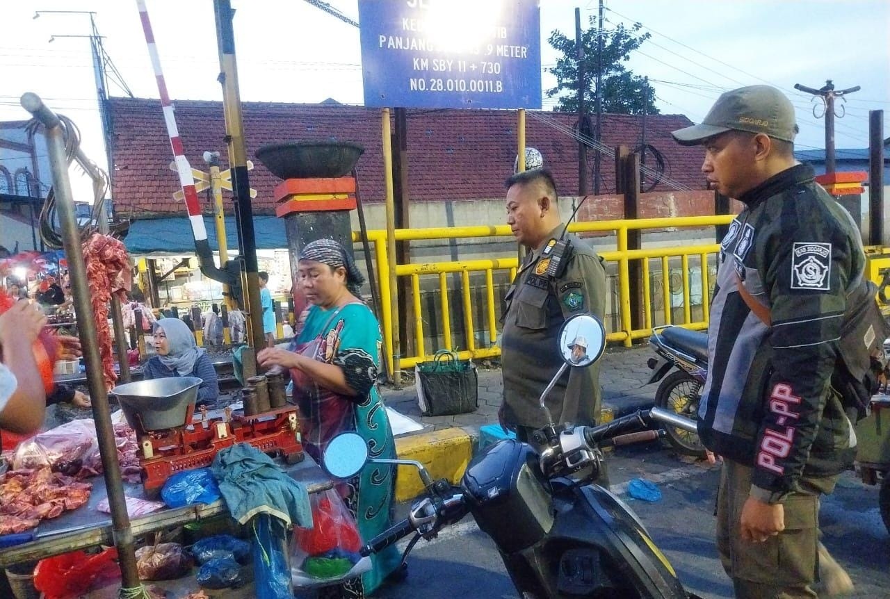 TEGAS: Aktivitas pasar tumpah yang kerap memadati Jalan Raya Waru, tepatnya di bawah Flyover Waru, mulai ditertibkan oleh Satpol PP.