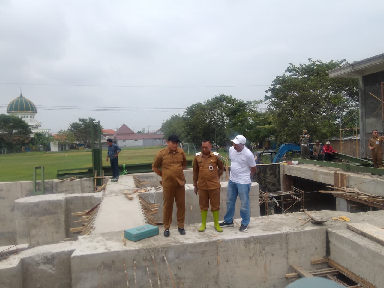 TEGAS: Bupati Sidoarjo Subandi (kiri) kembali melakukan sidak ke lokasi proyek rumah pompa di Desa Kedungpeluk, Kecamatan Candi.