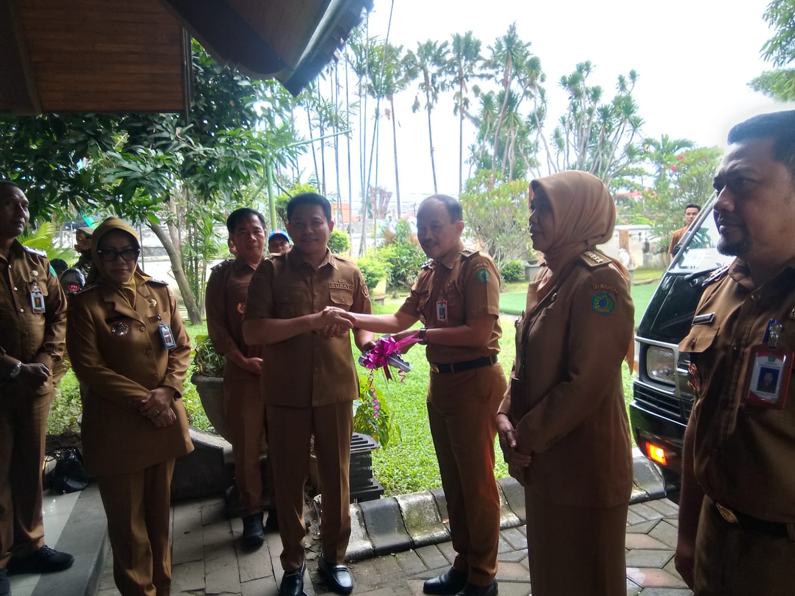 SIMBOLIS: Bupati Sidoarjo Subandi menyerahkan 18 unit mobil pikap operasional dan 18 unit alat pemadat aspal (stamper) kepada seluruh kecamatan. (DIKY SANSIRI/RADAR SURABAYA)