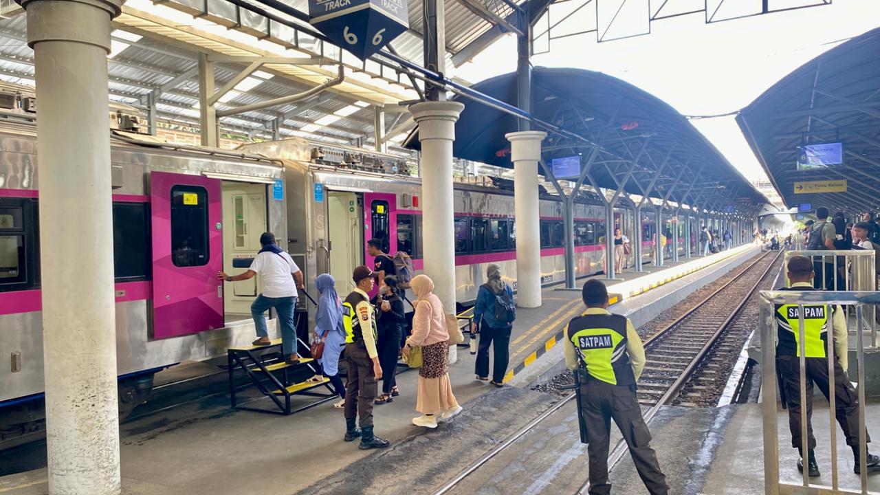 Perjalanan kereta api di wilayah Daop 8 Surabaya sempat dihentikan sementara akibat gempa bumi pada pukul 08.22 WIB. (RAHMAT SUDRAJAT/RADAR SURABAYA)