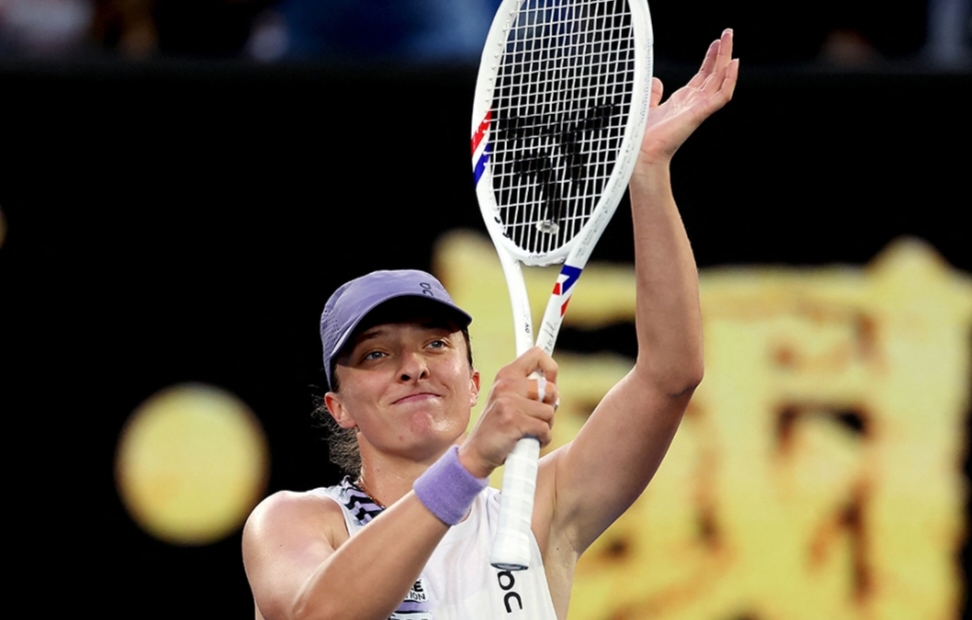 Iga Swiatek melaju ke babak kedua Australia Open 2026.
