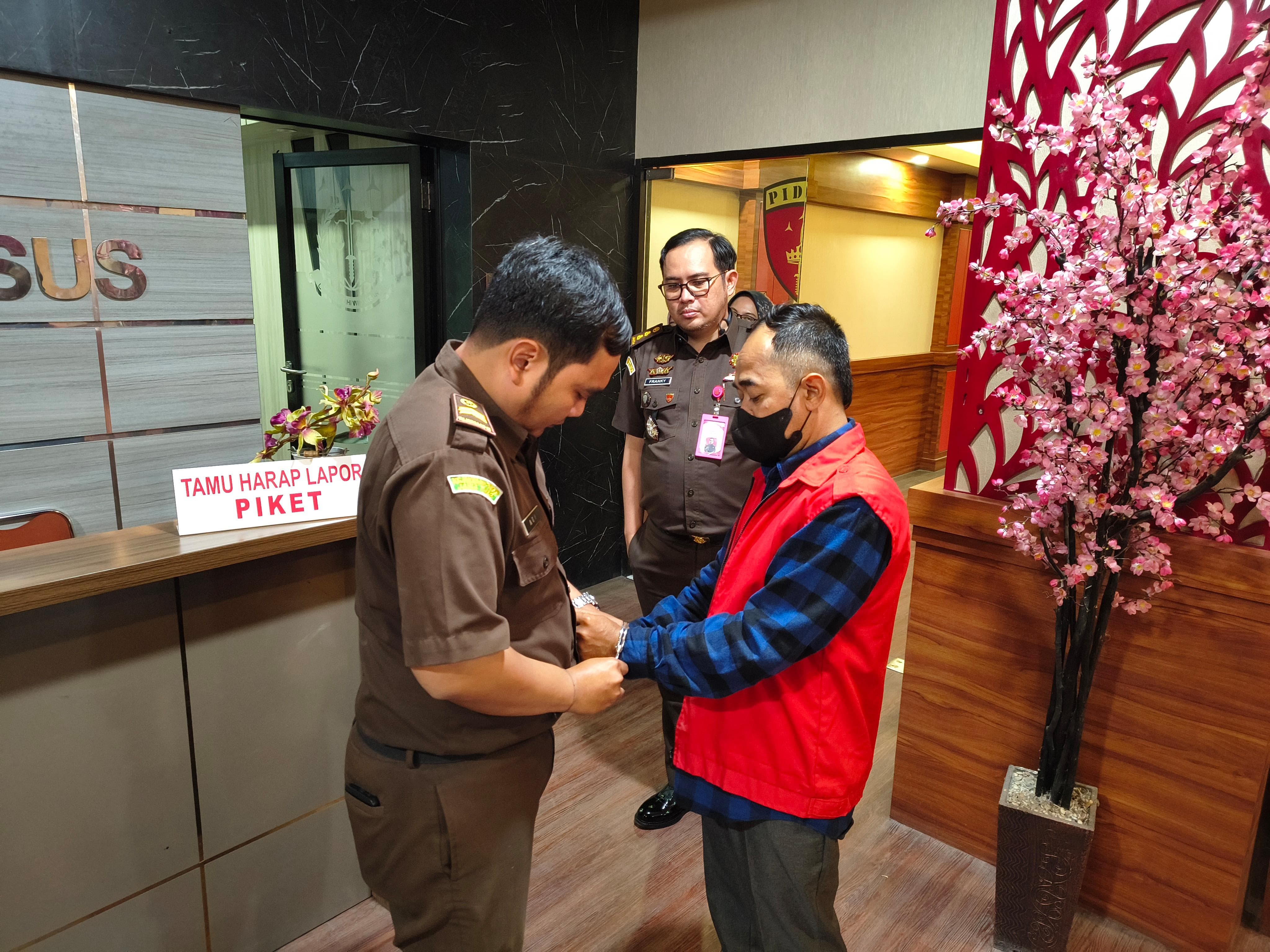 DIAMANKAN: Mantan tenaga Ahli DPR RI AHS saat ditangkap Kejati Jatim terkait dugaan korupsi dana BSPS Sumenep.(IST/RADAR SURABAYA)