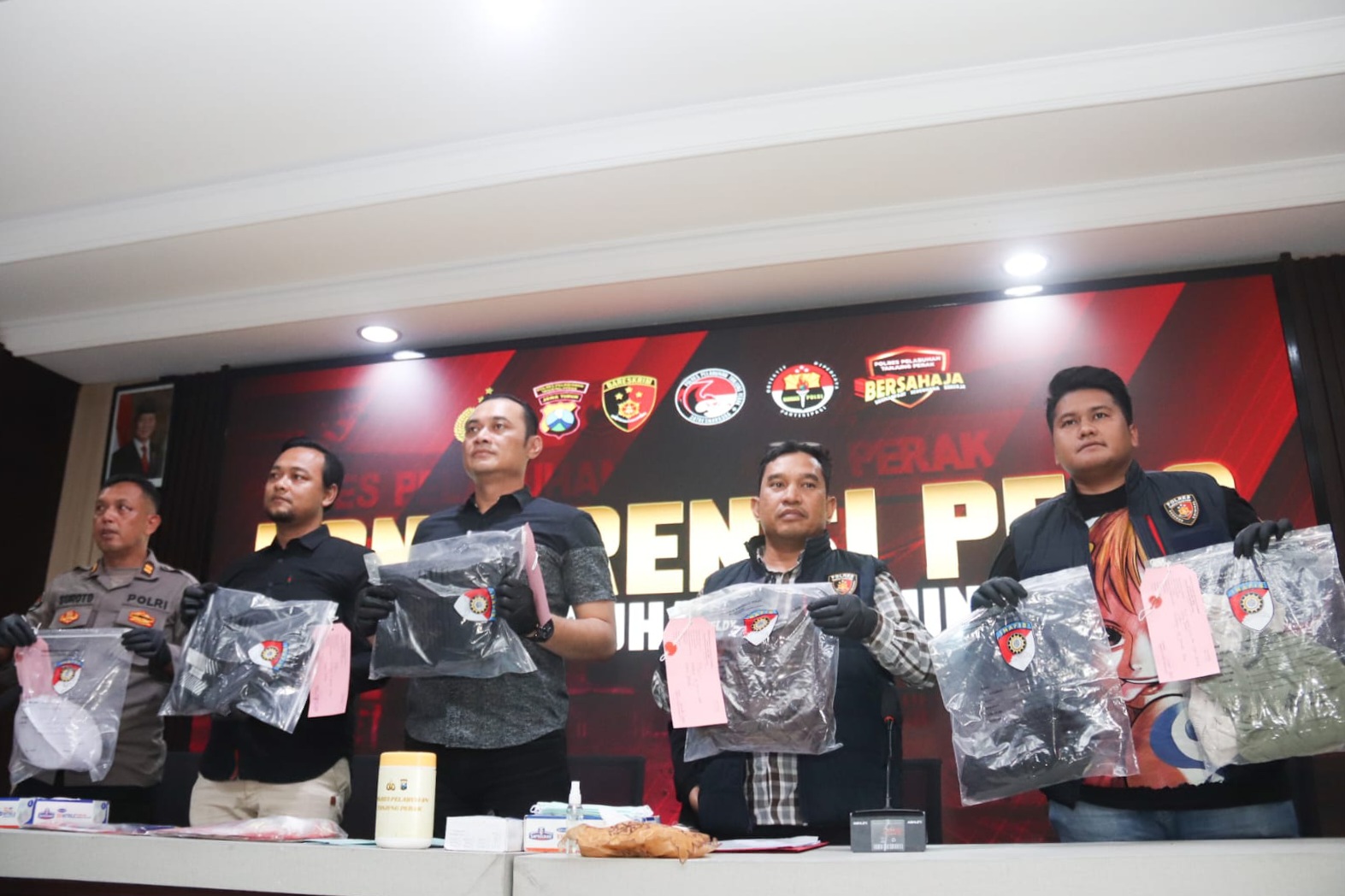 DISITA: Satreskrim Polres Pelabuhan Tanjung Perak menunjukkan barang bukti dari pelaku dan korban pembunuhan di Jalan Wonokusumo Jaya, Surabaya. (ANDY SATRIA/RADAR SURABAYA)