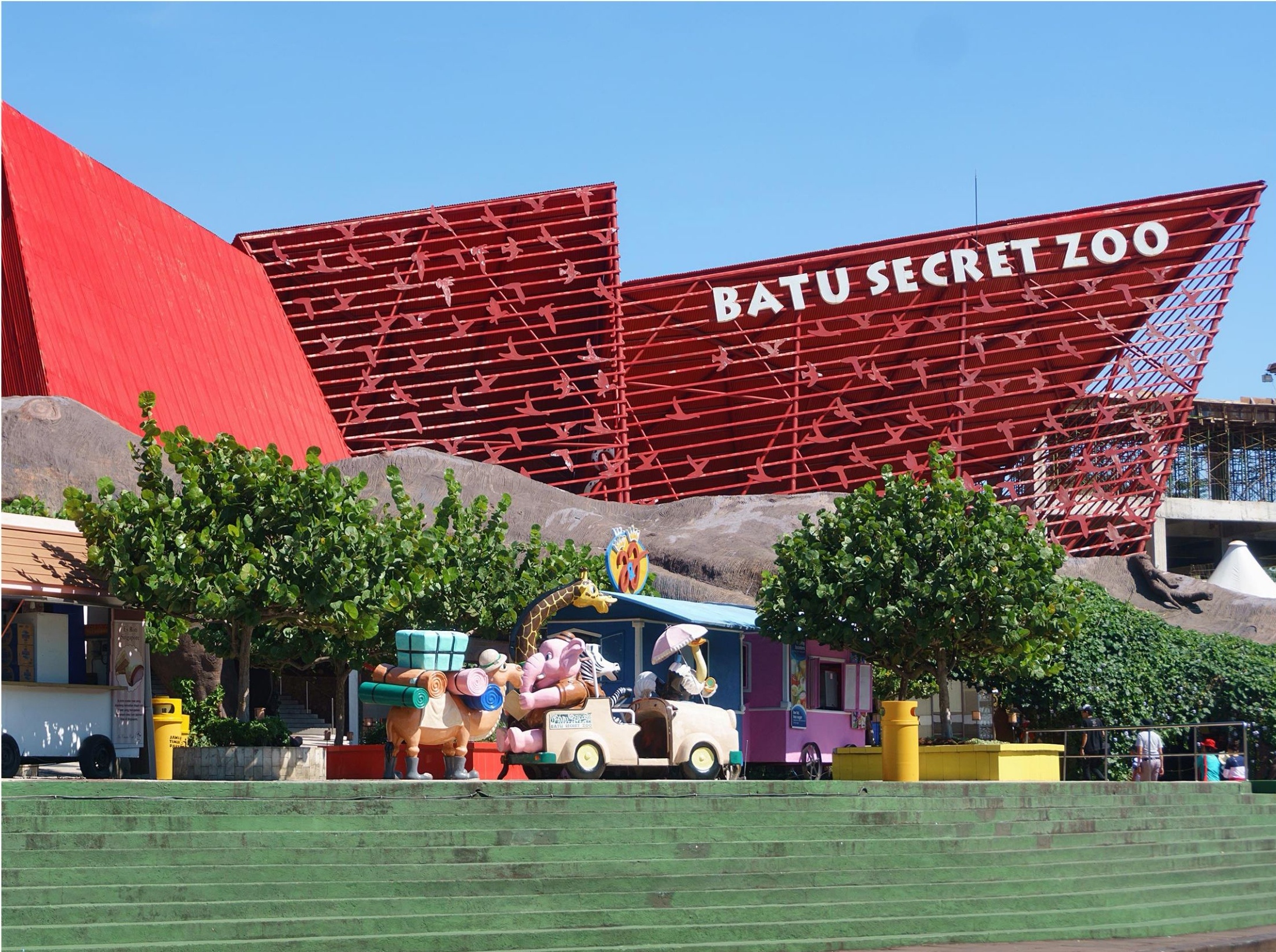 Batu memiliki banyak destinasi wisata dan menawarkan udara sejuk sehingga menjadi jujukan wisawatan.