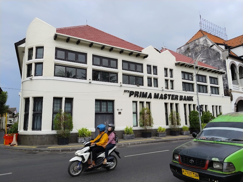 IZIN DICABUT: Kantor pusat BPR Prima Master Bank di Jalan Jembatan Merah 15-17 Kota Surabaya.