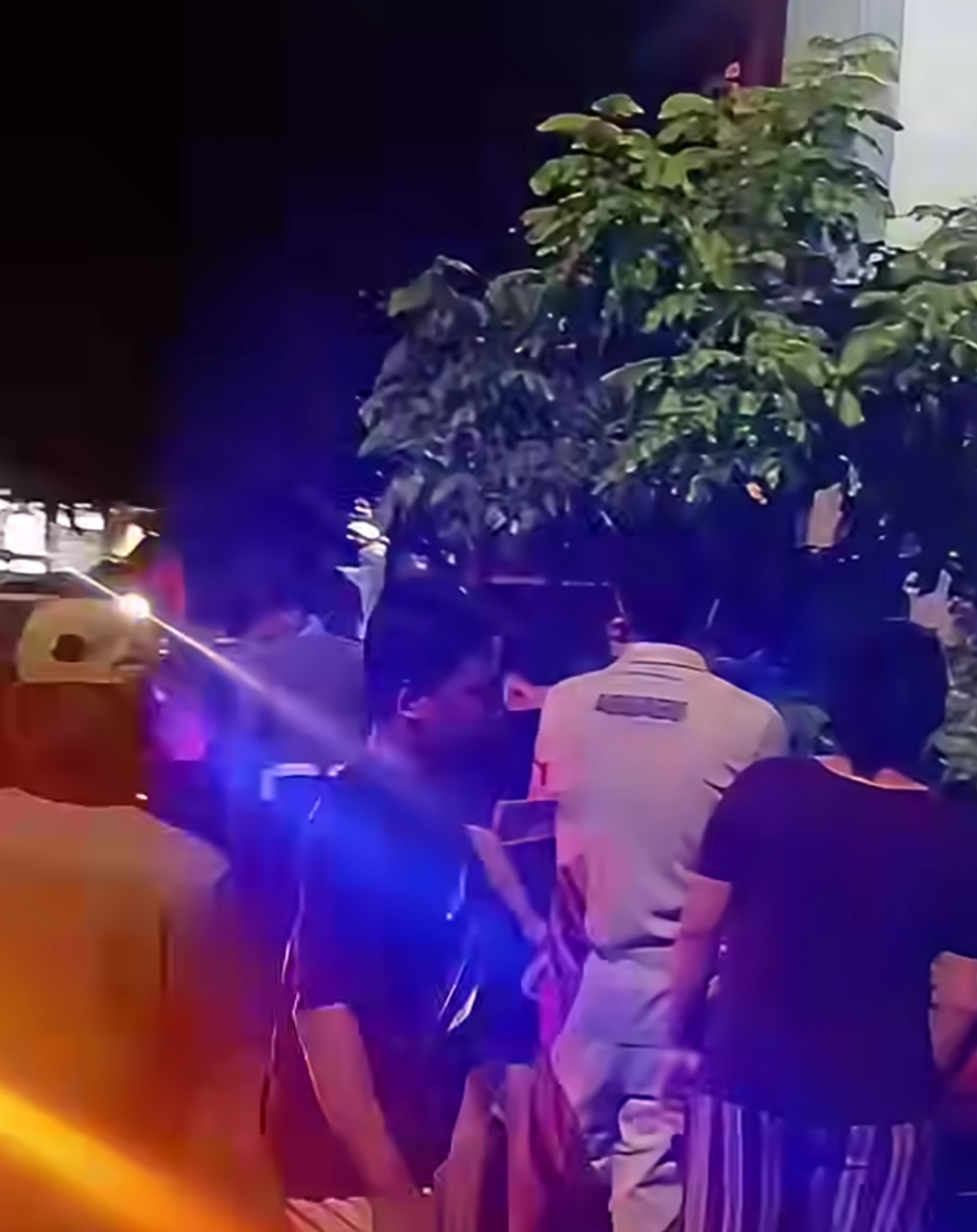 Polisi mendatangi lokasi kejadian penusukan pacar di Ketintang PTT Surabaya. (IST)