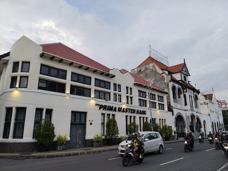 NOFILAWATI ANISA/RADAR SURABAYA IZIN DICABUT: Kantor pusat BPR Prima Master Bank di Jalan Jembatan Merah 15-17 Kota Surabaya.