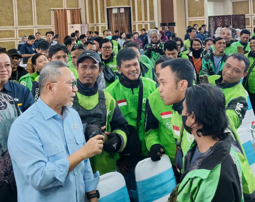 Menteri Koordinator Bidang Pangan Zulkifli Hasan saat bertemu driver ojol di Kantor Bulog Jatim. (MUS PURMADANI/RADAR SURABAYA)