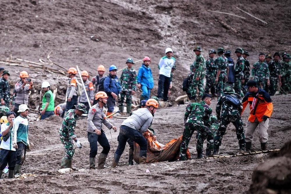 Tim SAR gabungan masih terus melanjutkan pencarian 32 korban longsor di Pasirlangu, Cisarua yang belum ditemukan.