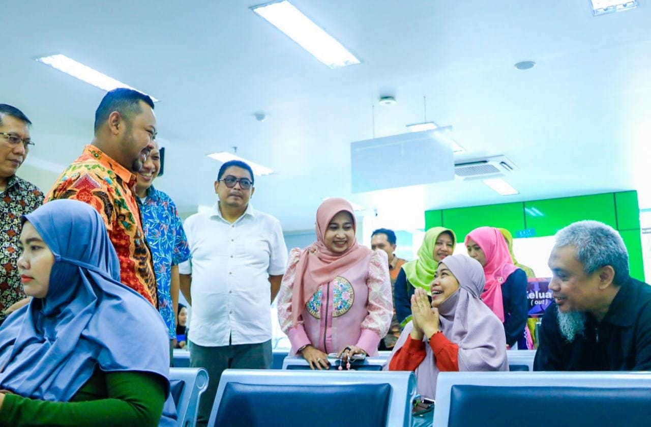 Bupati Gresik Fandi Akhmad Yani saat memantau peserta JKN di sakah satu rumah sakit di Gresik.