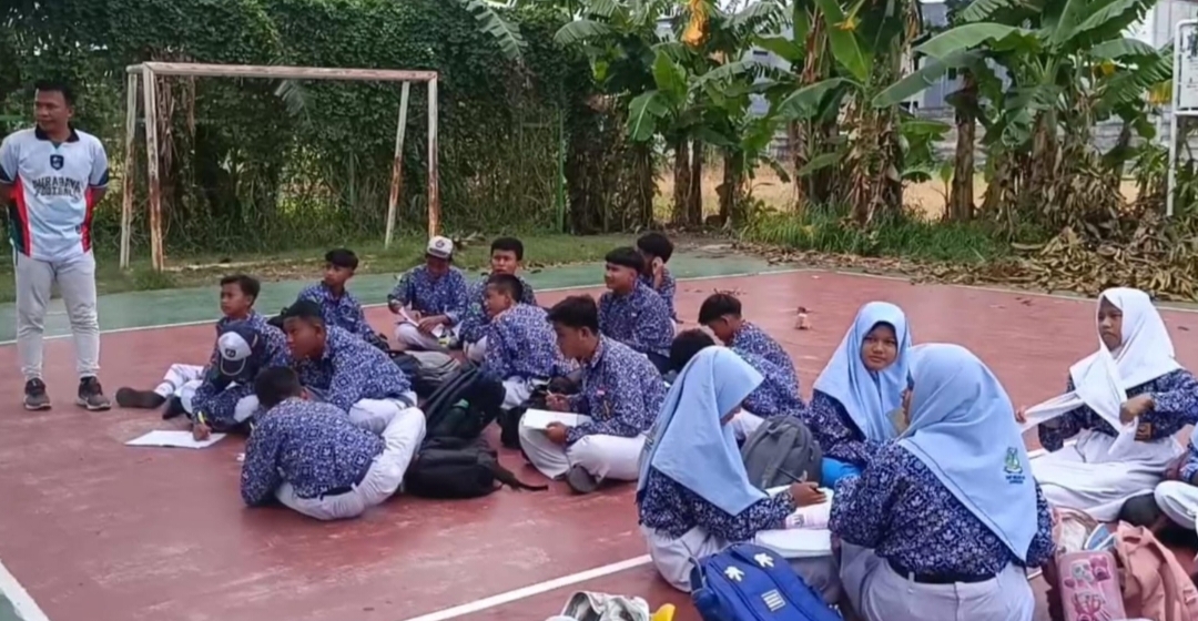 Para siswa sempat melanjutkan pembelajaran di lapangan.