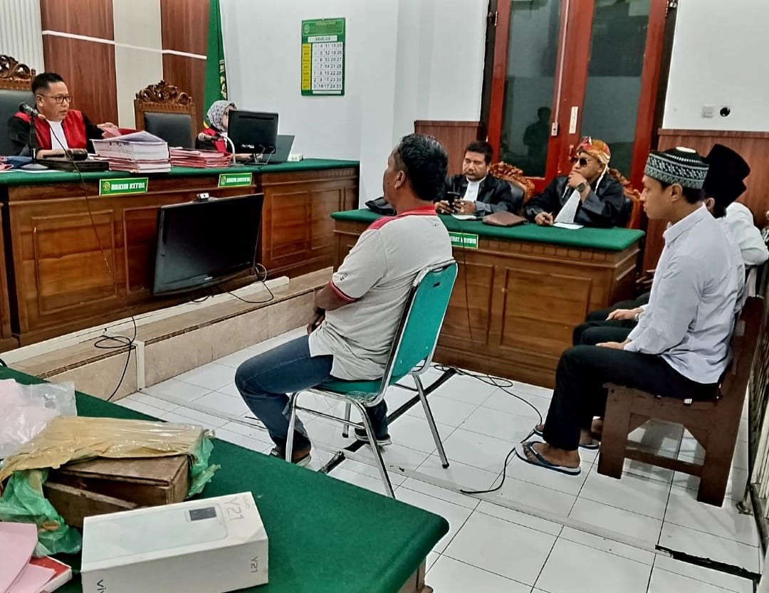 SERIUS: Korban penjaga tambak saat menceritakan saat di dikeroyok di PN Surabaya.(IST/RADAR SURABAYA)