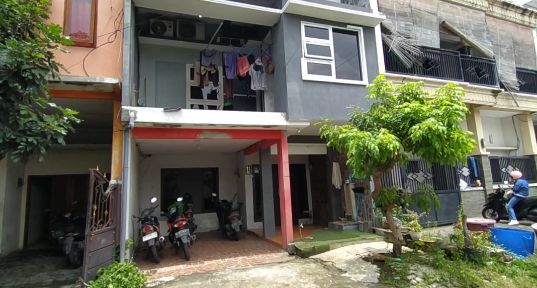 BERAKHIR: Lokasi penusukan di depan kos Jalan Ketintang PTT, Surabaya.(MAHRUS/RADAR SURABAYA)