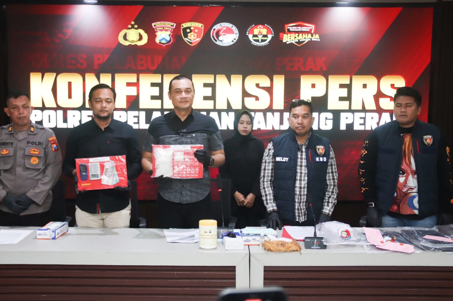 DIAMANKAN: Satresnarkoba Polres Pelabuhan Tanjung Perak menunjukkan barang bukti sabu. Tersangka pengedar diamankan di Jalan Bogen, Surabaya.(IST/RADAR SURABAYA)