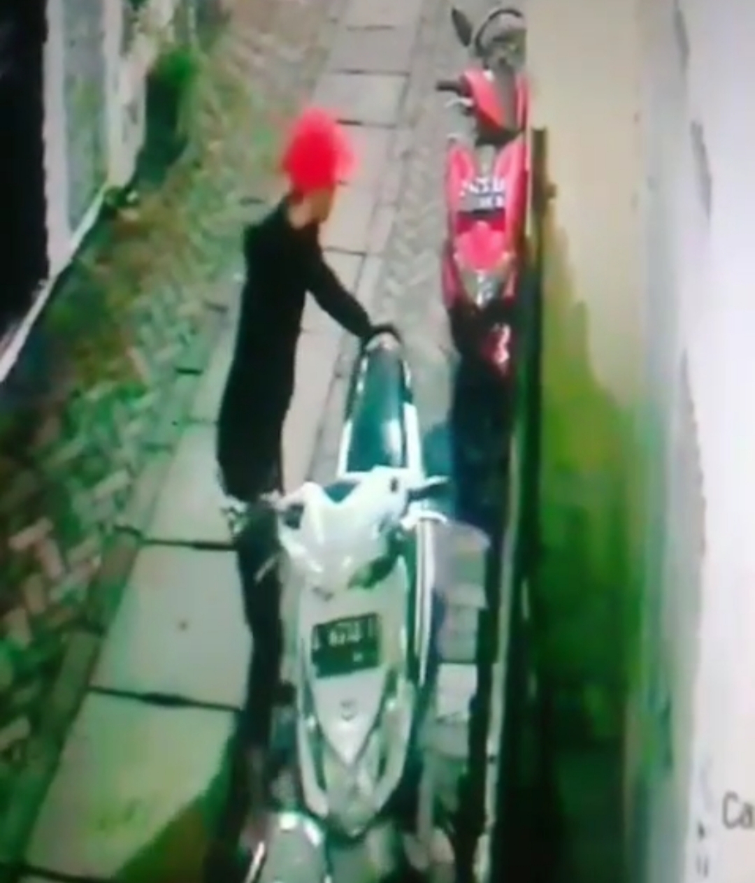 PEMAIN LAMA : Tersangka Topan Ardianto terekam CCTV saat beraksi mencuri motor di Jalan Sukodono V, Semampir, Surabaya. (IST/RADAR SURABAYA)