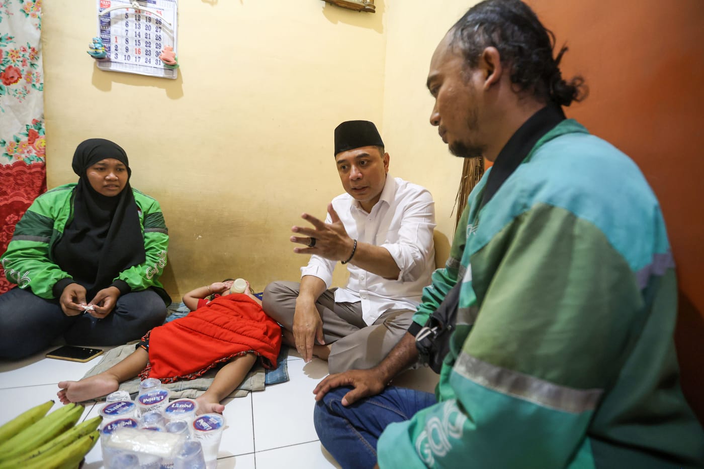 ULURAN TANGAN: Wali Kota Surabaya Eri Cahyadi saat bertemu dengan driver ojol bernama Anna yang viral antar penumpang sambil gendong balita.(IST/RADAR SURABAYA)