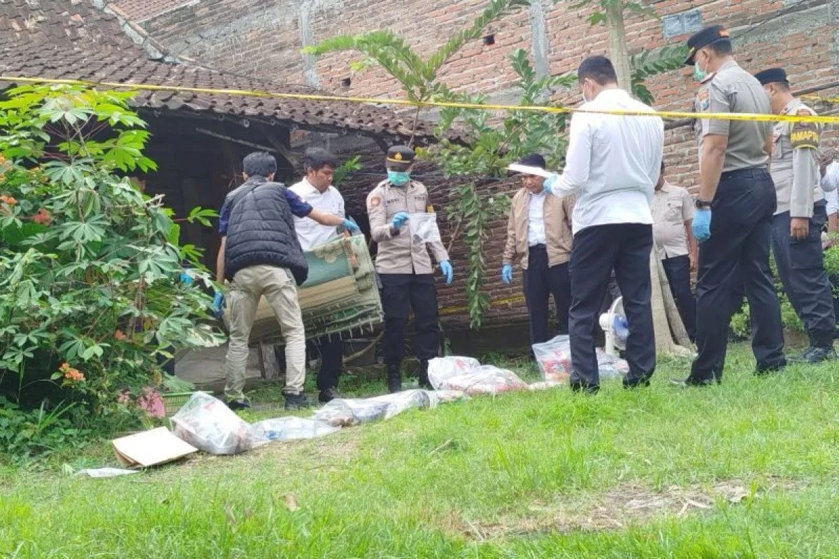 Petugas Sat Reskrim Polres Ponorogo melakukan olah tempat kejadian perkara