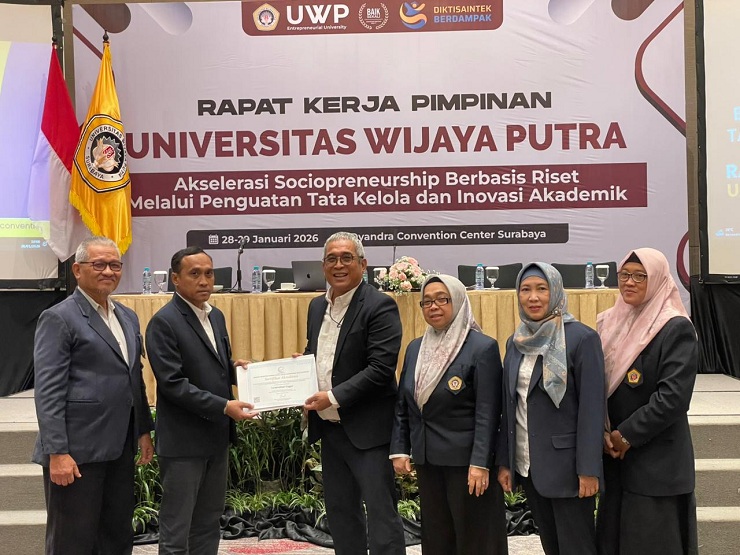 PRESTASI: Rektor UWP Dr. Budi Endarto SH MHum (empat dari kanan) menyerahkan sertifikat penghargaan kepada Direktur Program Pascasarjana Dr. Indra Prasetyo, MM (kiri) di kampus UWP.
