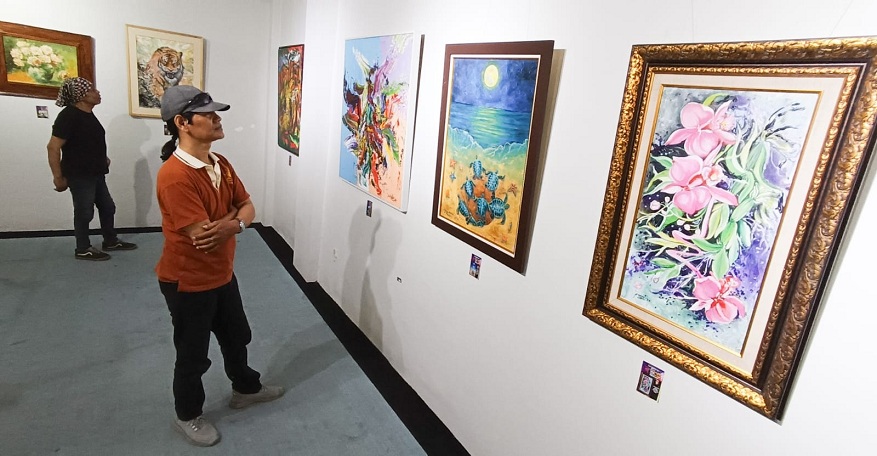 FOKUS: Pengunjung mengamati lukisan karya perupa perempuan Jatim yang tergabung dalam Perwajati, dengan mengangkat tema Magic of Colours yang digelar di Galeri Prabangkara, komplek TBJT, Surabaya.