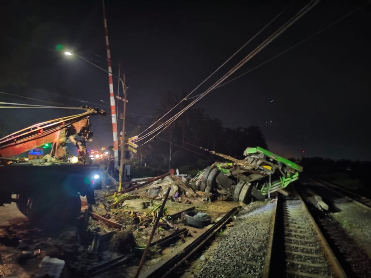 Kecelakaan: Kondisi truk tronton usai tertabrak KA Gajayana