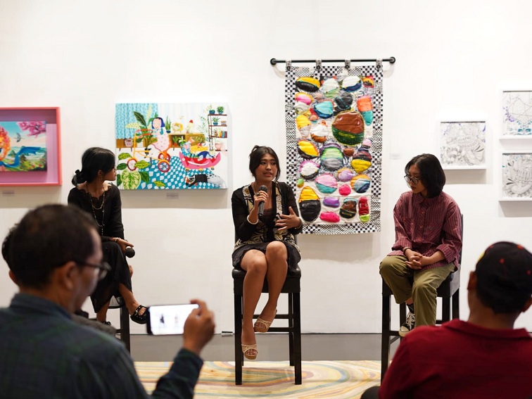 SENIMAN: Rahma Tussofiyah menjelaskan tentang makna pameran lukisan kontemporer.